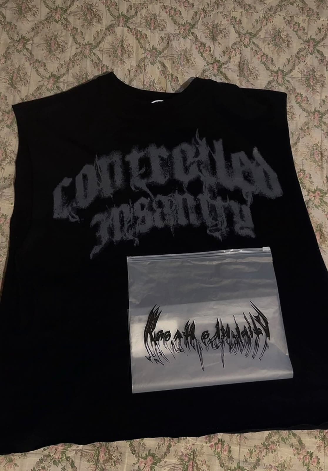 Playera negra sin mangas con estampado tipográfico gótico