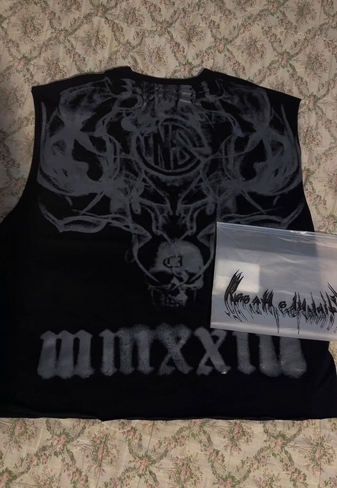 Playera sin mangas negra con estampado gótico MMXIII